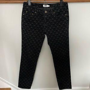 Vineyard Vines women’s corduroy pants. Whale tail black and gray